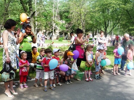 На бульваре Димитрова ребятня играла в квест "Острова детства" (фото)