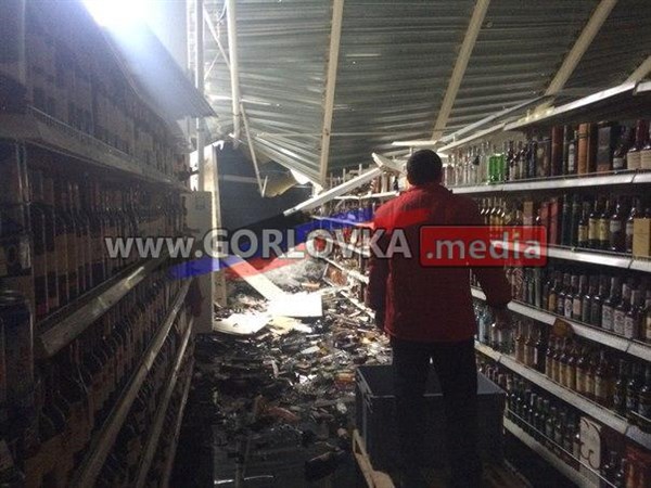 В Горловке снаряд пробил крышу в супермаркете «Амстор», разнеся водочный отдел (ФОТОФАКТ)