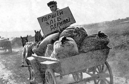 В первые годы войны эшелоны с пшеницей уходили из Горловки в Берлин и Рим. Местным давали по 100 грамм хлеба в день 