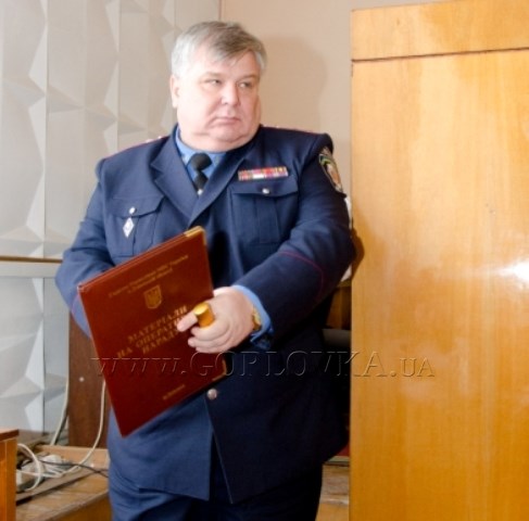 Красная карточка: 5 фолов со стороны начальника горловской милиции Павла Панасюка (министру МВД не показывать) 