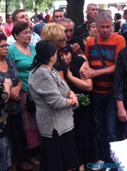 Матери погибшего во время взрыва на "Стироле" стало плохо на похоронах (фото)