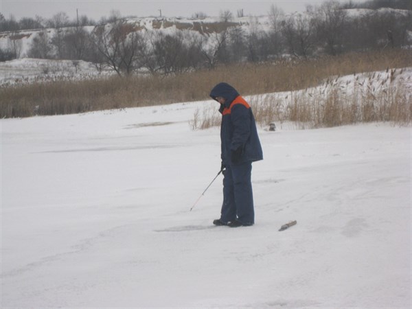 В Горловке любителей зимней рыбалки тонкий лед не пугает, но школьников от водоемов «бывалые» гоняют (рейд Gorlovka.ua)