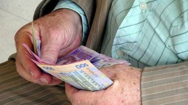 Пенсионер-переселенец из "ЛДНР" год не снимает деньги с карточки "Ощадбанка": вот что происходит