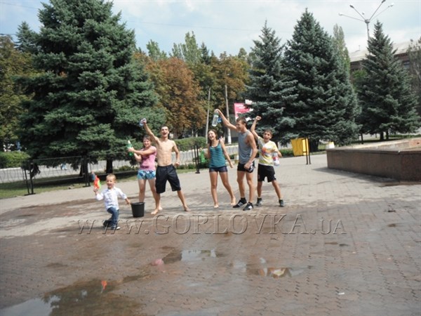 Мокрый флешмоб на площади Победы: юные горловчане простились с летом, обливая друг друга водой (ФОТОРЕПОРТАЖ)