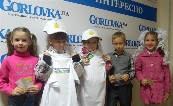 Подарки - первой "десятке": в редакции сайта Gorlovka.ua наградили победителей онлайн-конкуса "Я - первоклассник" 