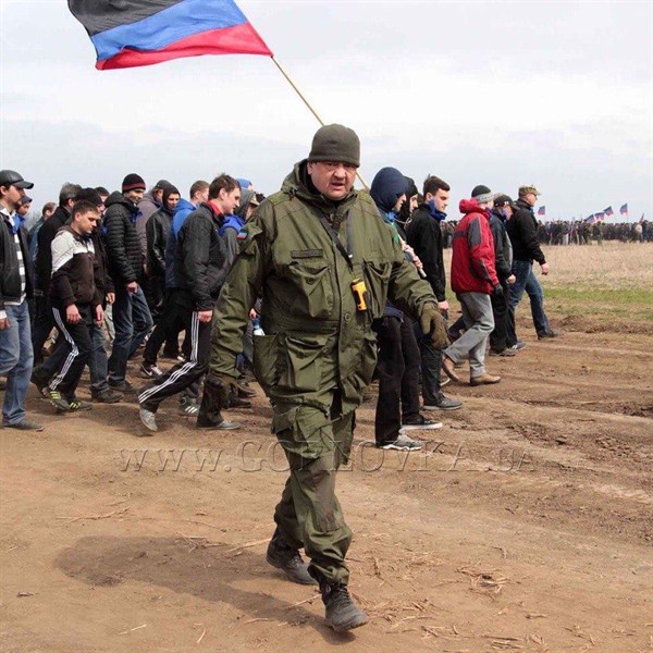 Горловчане, которых вчера свезли на военные сборы, спели патриотические песни и прослушали об ужасах в Украине