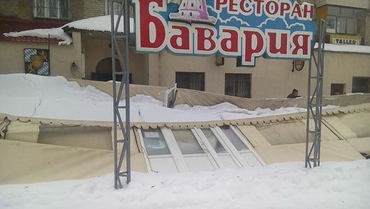 В Горловке летняя площадка ресторана "Бавария" не выдержала обильных снегопадов (ФОТОФАКТ)