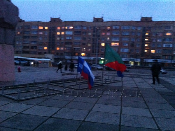 Под охраной вождя: в Горловке митингующие остаются ночевать возле памятника Владимиру Ленину