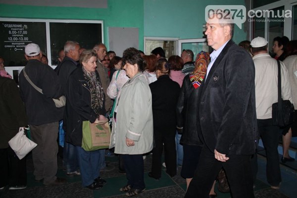 В очередь за пенсией:  в Артемовск для переоформления выплат ежедневно приезжают сотни горловских пенсионеров