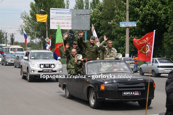 Автопробег ко Дню Победы в Горловке: с флагами «ДНР» и России, боевиках на авто с номерами «Корса» и сидящими на дверцах пассажирами (ФОТО, ВИДЕО)