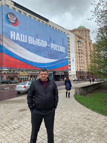 Мэр Горловки от "ДНР" сфотографировался возле баннера "Наш выбор Россия". Его растянули в Донецке 
