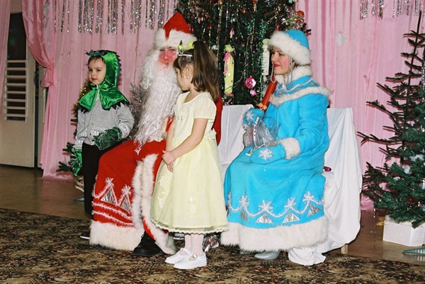 Новый год в поселках Горловки: театрализованные шоу, утренники и танцы до упаду 