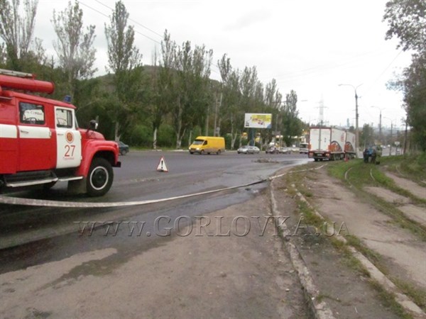 В центре Горловки разлилось более тонны солярки. Фура порвала бензобак на трамвайном переезде (ФОТО)