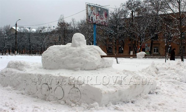 Горловчане  слепили танк из снега (ФОТОФАКТ)