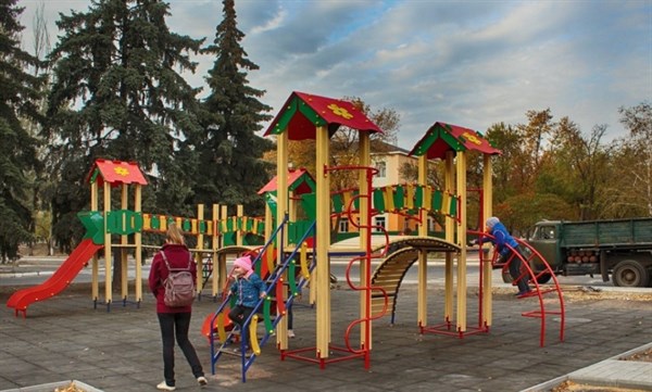 Жители Горловки могут пожаловаться на аварийное состояние детских площадок - обещают ремонт 