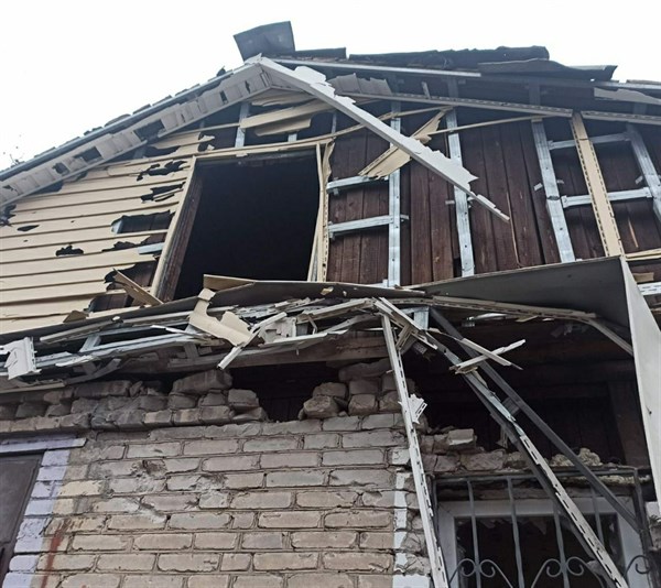 В Никитовском районе Горловки ряд домов попали под обстрел. Фото 