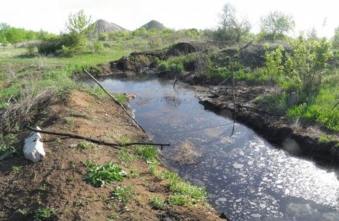 В Горловке мазут сливают в грунт возле канала «Северский Донец – Донбасс» (фотофакт)
