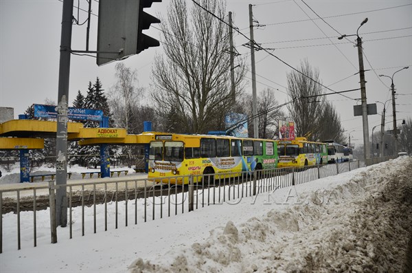 Помоги себе сам: как водители расчищали дорогу перед застрявшим в талых "снегах" троллейбусом (ФОТОФАКТ)