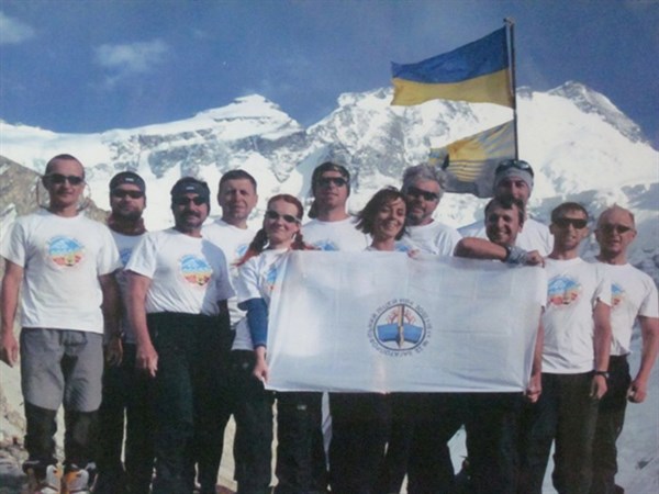 Альпинисты донесли флаг горловской школы на вершину Памира (ФОТОФАКТ)