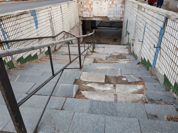 Жители Горловки боятся переходить подземный переход на пл. Кирова. Он в аварийном состоянии (ФОТО) 