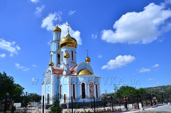 Свято-Казанский храм,  восстановленный спустя 7 лет после пожара, стал украшением жилмассива Комсомольский. Чего не скажешь о дороге к нему...