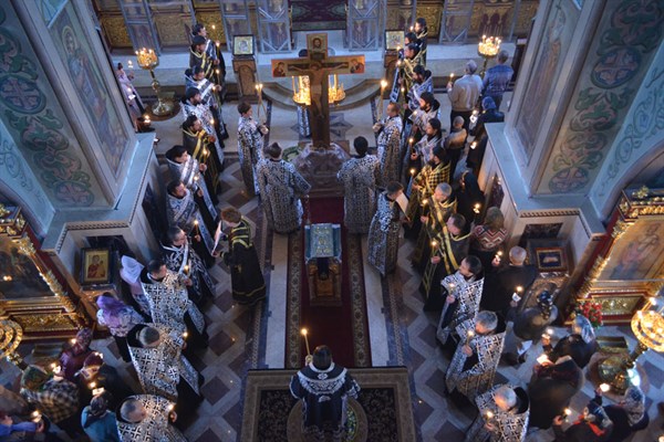 В Николаевском кафедральном соборе отслужена общегородская пассия. Помолиться пришли сотни горловчан