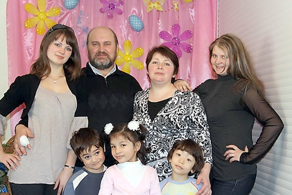 Врач из Горловки стал отцом для троих брошенных малышей, не имевших шансов на усыновление