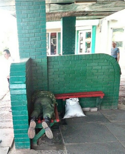 Из Горловки показали боевика "ДНР", спящего на автобусной остановке (ФОТОФАКТ)