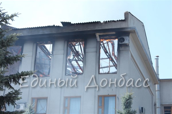 Видео сгоревших домов после утреннего обстрела в поселке Короленко и пожар в здании "Донецкоблэнерго"
