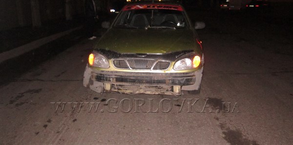 В Горловке пьяный таксист насмерть сбил водителя, менявшего на своем автомобиле пробитое колесо