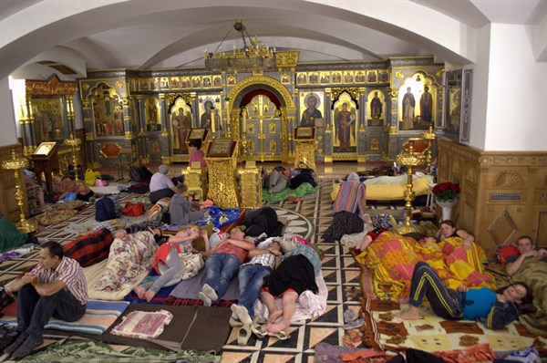 Богоявленский кафедральный собор Горловки стал бомбоубежищем. В храме постоянно находится около 400 человек