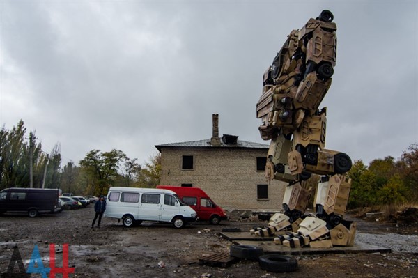 В городах самопровозлашенной "ДНР" установили огромных роботов-трансформеров (ФОТО)