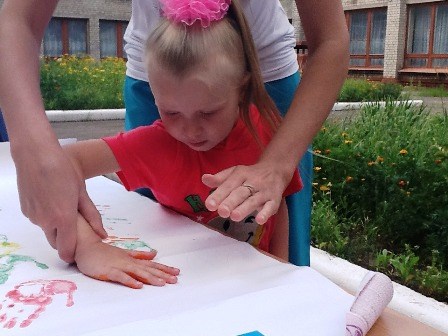 Воспитанники горловского Центра социальной реабилитации для детей-инвалидов   запечатлели яркие краски лета в коллективных композициях