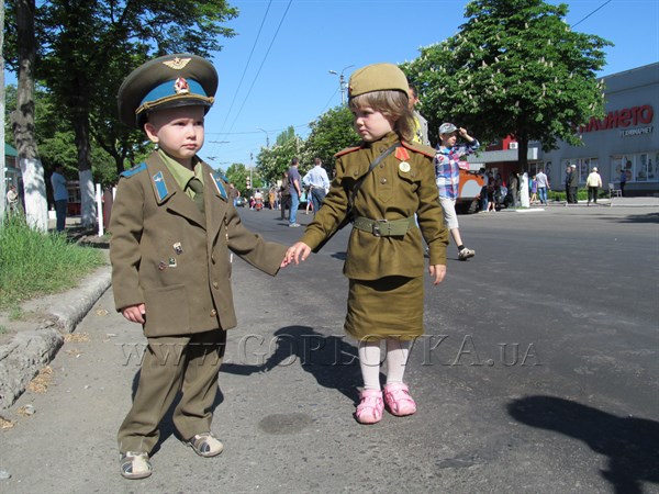 Наследники Победы: трехлетние дети встречают 9 мая при полном параде в солдатской форме и с дедушкиными наградами