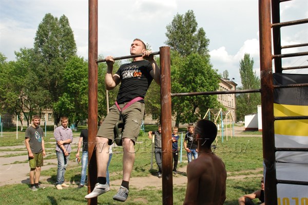 Дворовой спорт в Горловке: виражи на турниках демонстрируют парни и девушки 