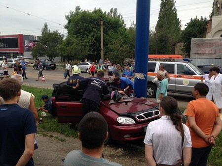 На заасфальтированной улице Гагарина продолжаются гонки: "Ланос" на скорости влетел в столб. Водителя и пассажира вырезали из машины (ВИДЕО)