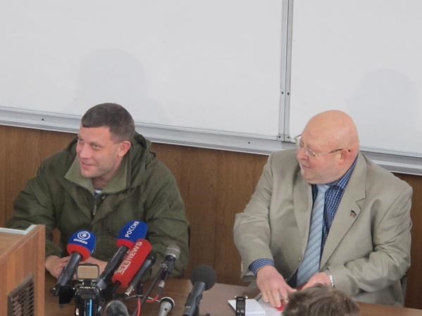 Захарченко предупредил, что "имеет право" отбирать жилье у беженцев, которые будут "мычать" на "ДНР"