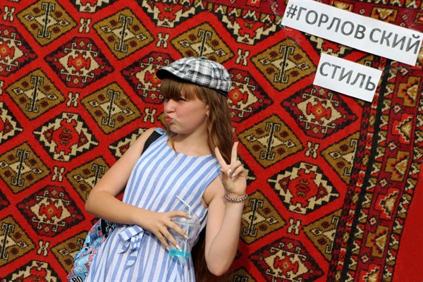 День молодежи в Горловке: разбирали автоматы, фотографировались на фоне ковров и играли в «Мафию» (ФОТОРЕПОРТАЖ)