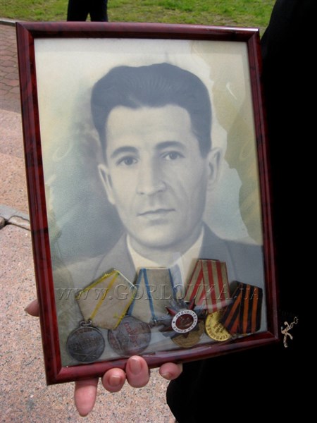 "Этот День Победы": к обелиску в Сквере Героев многие горловчане приходили с портретами родных и близких