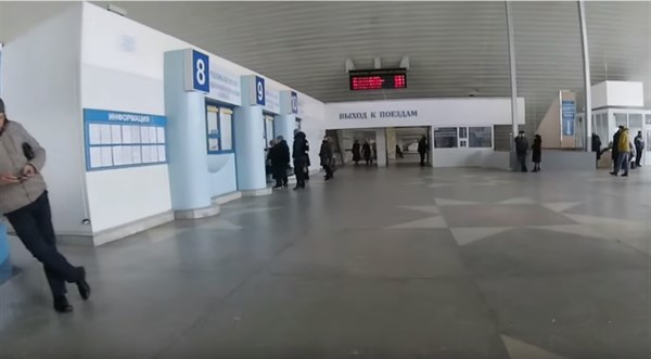 Железнодорожный вокзал Луганска: большой, но людей нет