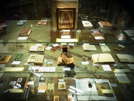 В горловском  музее миниатюрной книги обновили экспозицию на тему  «Религии мира»