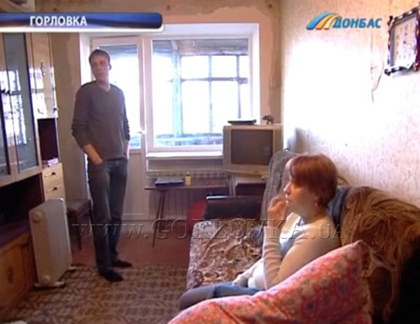 Горловчанка обнаружила ртуть в стене своей квартиры. Женщина с пятилетним ребёнком боится возвращаться в жилье