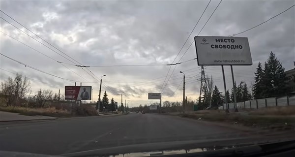 "Свято место пустым бывает": на улицах Горловки десятки бигбордов с надписями "Место свободно". Фотофакт