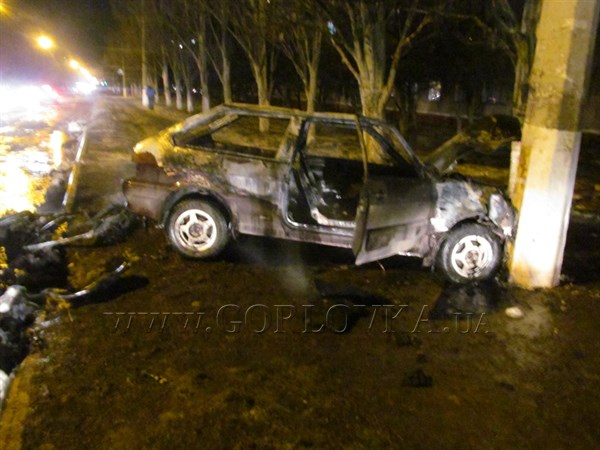 Авария дня: в центре Горловки в результате дорожно-транспортного происшествия до тла сгорела «восьмерка» (ФОТО)