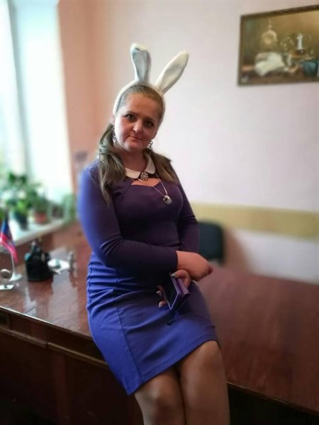 Чиновница Горловки от "ДНР" фотографируется с заячьими ушами и пишет с ошибками