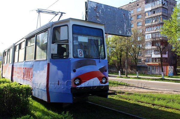 В Горловке обклеили трамвай цветами республики "ДНР" (ФОТОФАКТ)