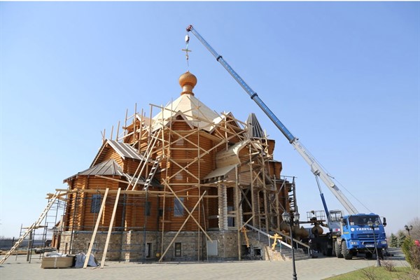 В Благовещенском храме Горловки установили новые купола. Церковь сгорела из-за обстрела 2014 года 