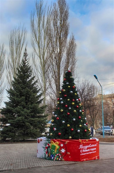 В Горловке появилась еще одна украшенная елка на улице (ФОТО)