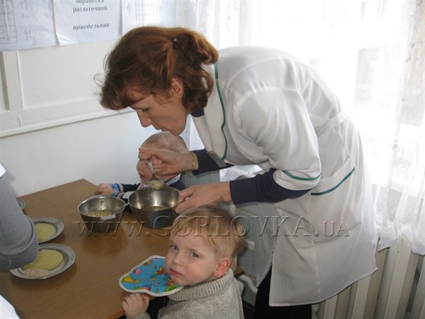 Перешли c воды на молоко: журналисты Gorlovka.ua узнали, чем кормят больных детишек в соматическом отделении (ФОТО, ВИДЕО)