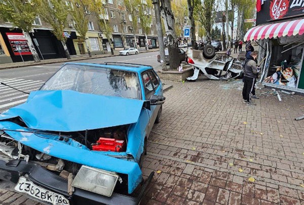 В оккупированном Донецке два автомобиля влетели в киоске с шаурмой